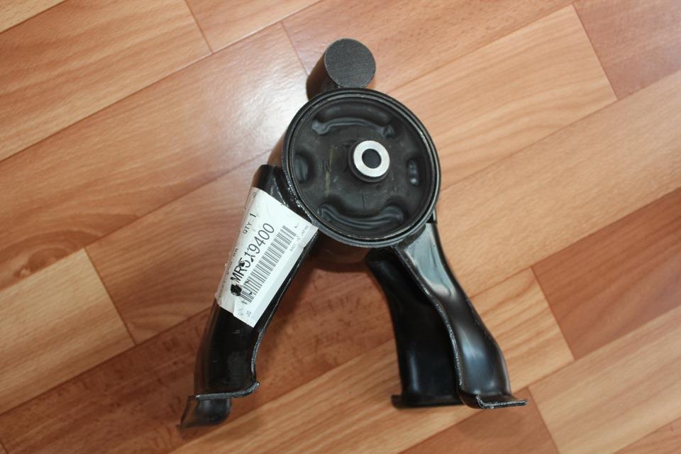 Права подушка двигуна Mitsubishi MMR403666 ціна, від 27.87 USD