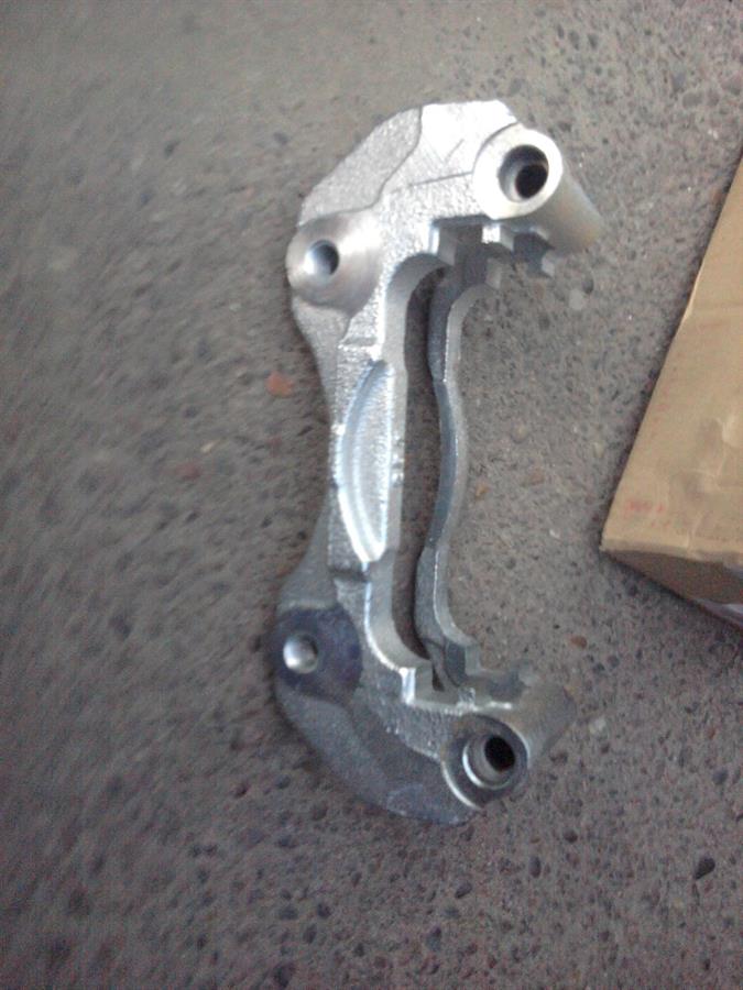 Скоба супорту переднього MR569361 Mitsubishi