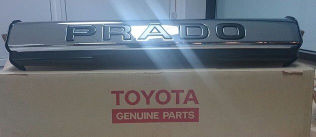 Накладка бампера переднього, центральна Toyota 5243560050 ціна, від 36.68 USD