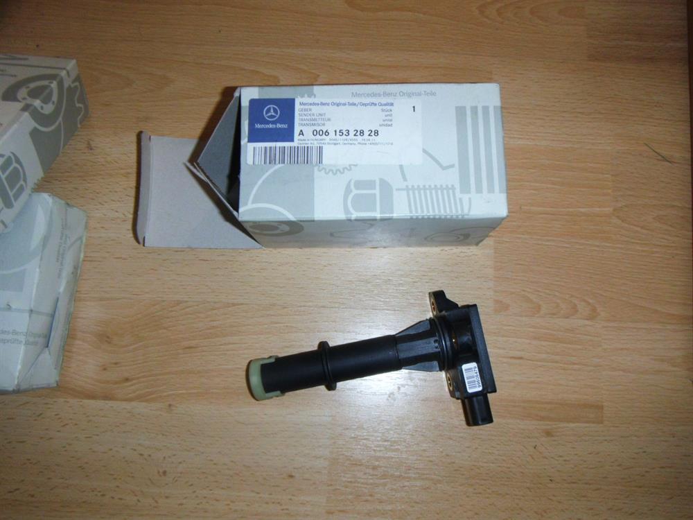 Датчик рівня масла двигуна Mercedes A0061532828