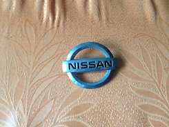 848903Y500 Nissan емблема кришки багажника, фірмовий значок