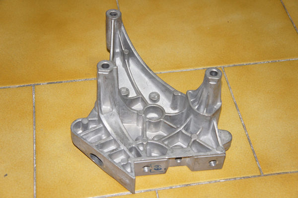 Кронштейн подушки (опори) двигуна, правої VAG 03G199207G
