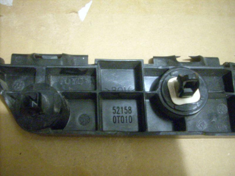 Купити 521580T010 Toyota Кронштейн бампера заднього, зовнішній лівий