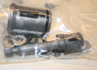 Личинка замку капоту 1101535 Ford