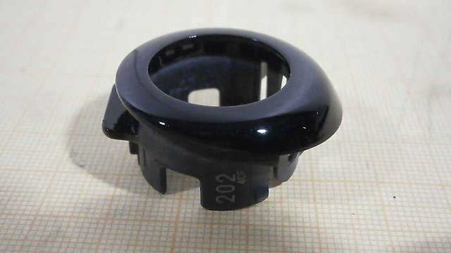 8934828090C0 Toyota Кронштейн парктроніка, задній центральний