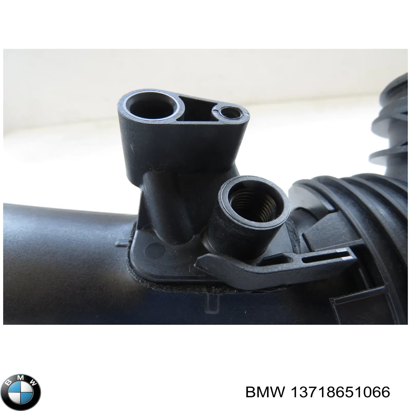 Патрубок повітряний, вхід в турбіну (наддув) 13718651066 BMW