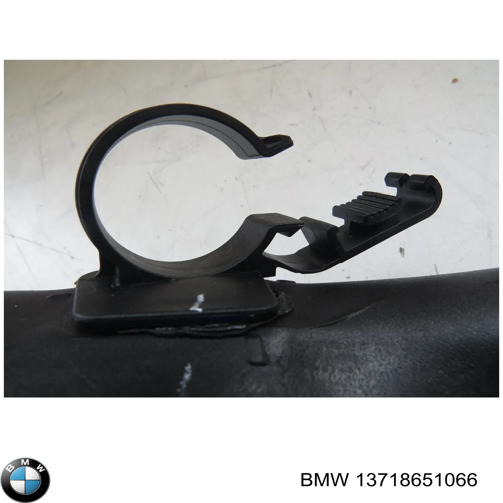 13718651066 BMW Патрубок повітряний, вхід в турбіну (наддув)