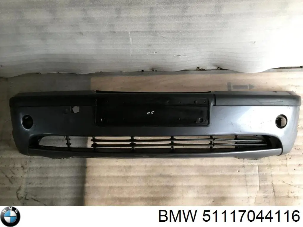 Передній бампер 51117044116 BMW