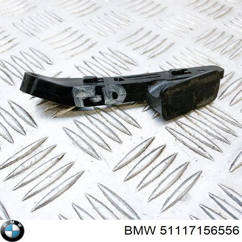 Направляюча переднього бампера, права 51117156556 BMW