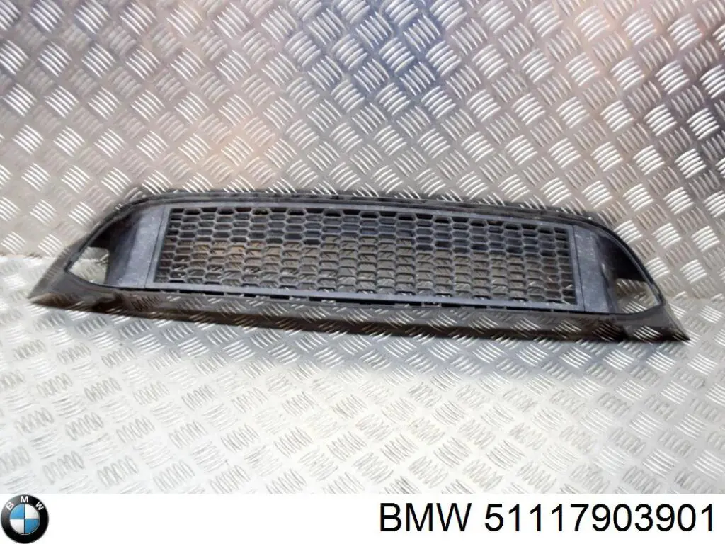 51117903901 BMW Решітка переднього бампера, центральна