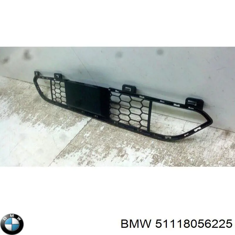 Решітка переднього бампера, центральна BMW 51118056225 ціна, від 118.22 USD