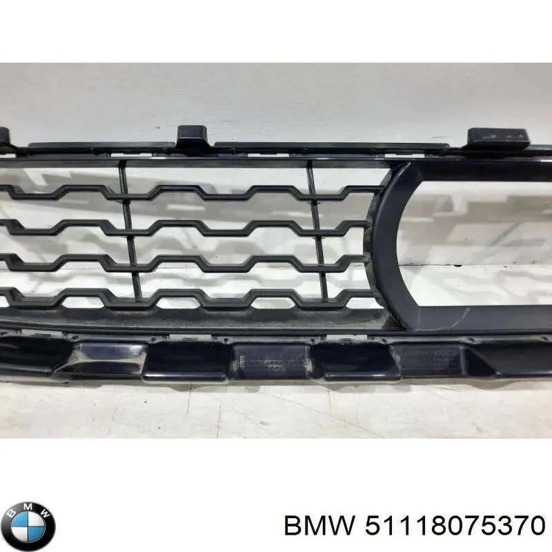 Решітка переднього бампера, центральна 51118075370 BMW