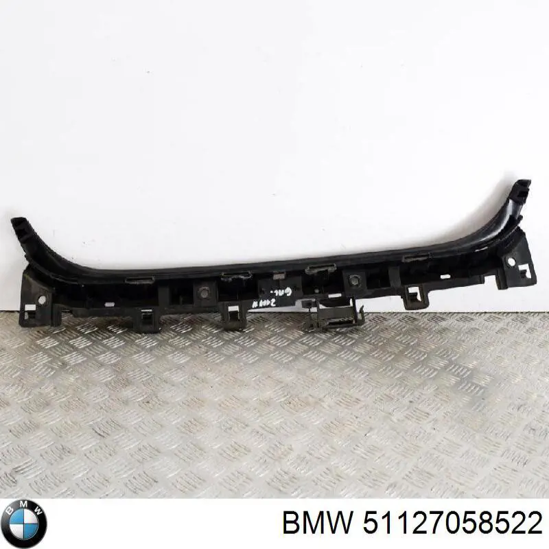 51127058522 BMW Направляюча заднього бампера