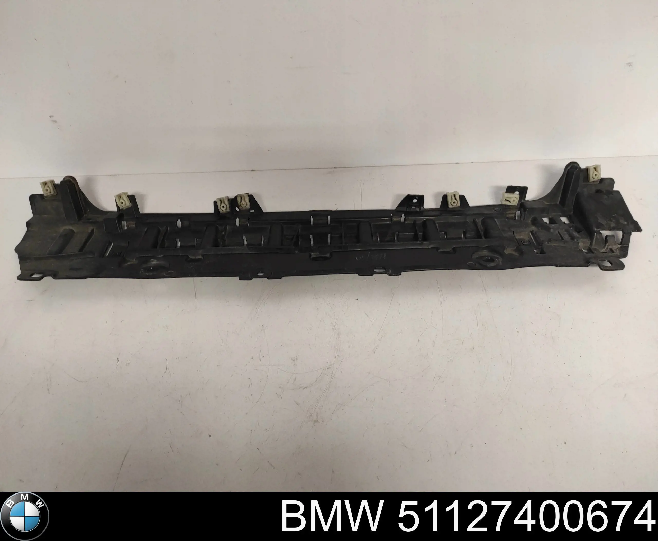 7400674 BMW Кронштейн бампера заднього, центральний