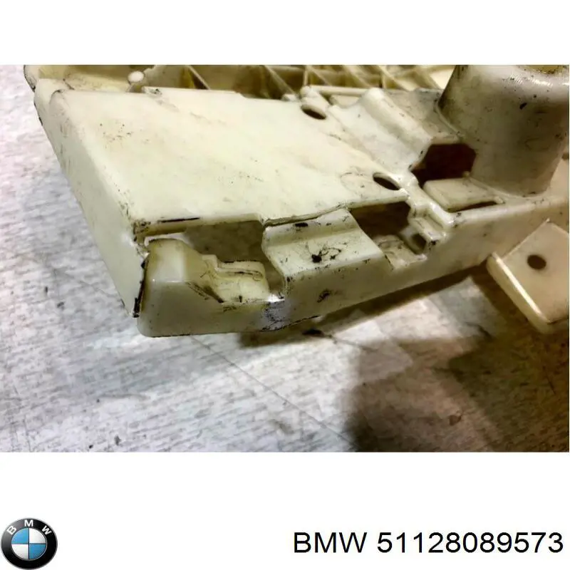 51128089573 BMW Напрямна заднього бампера, ліва