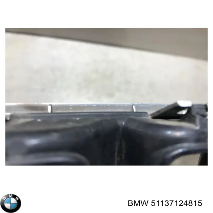 Решітка радіатора ліва 51137124815 BMW
