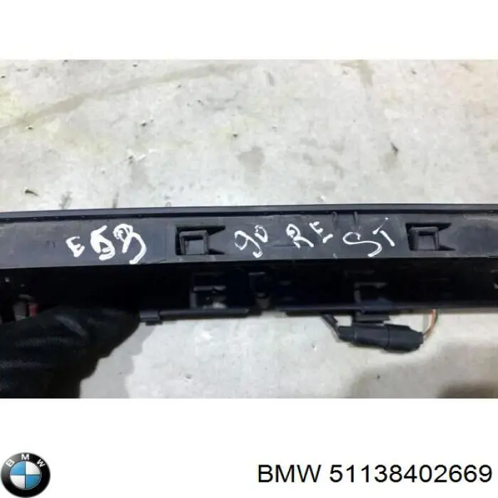 Пластик під лобове скло BMW 51138402669 ціна, від 10.12 USD