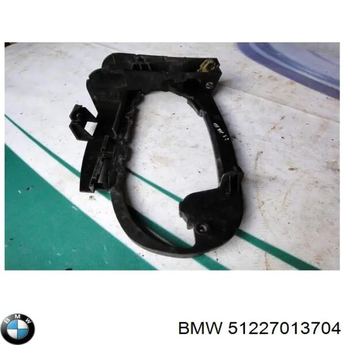 Тримач зовнішньої ручки дверей, задніх правих BMW 51217191572 ціна, від 19.00 USD