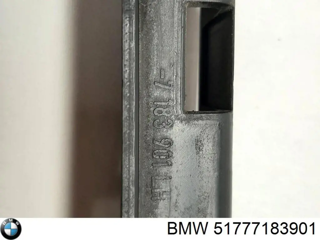 51777183901 BMW Кронштейн зовнішньої накладки лівого порога