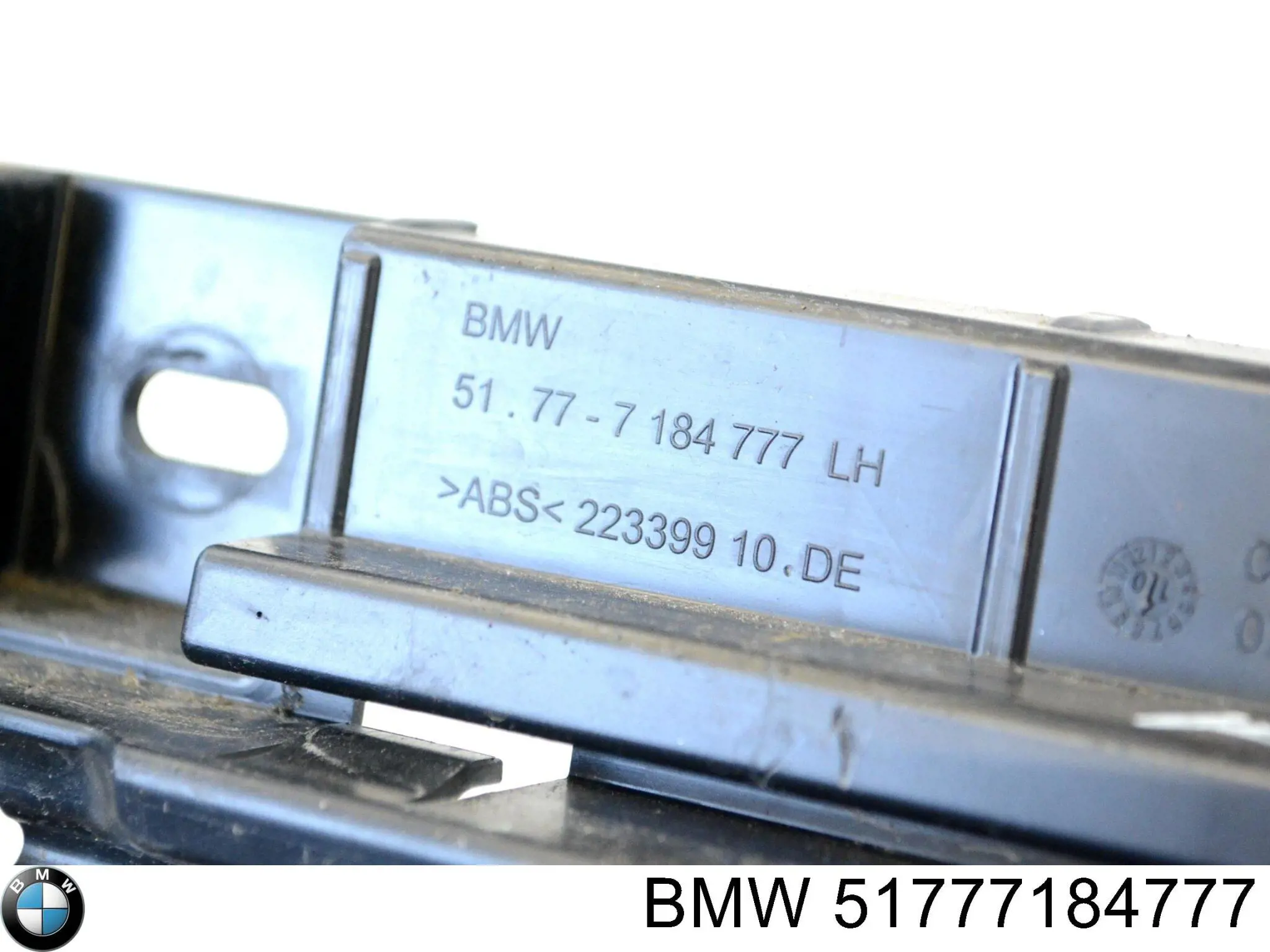 Кронштейн зовнішньої накладки лівого порога 51777184777 BMW