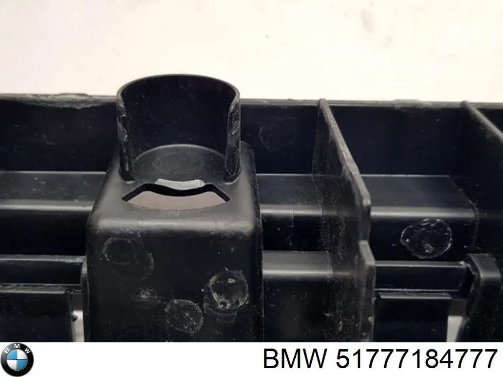 Купити 51777184777 BMW Кронштейн зовнішньої накладки лівого порога