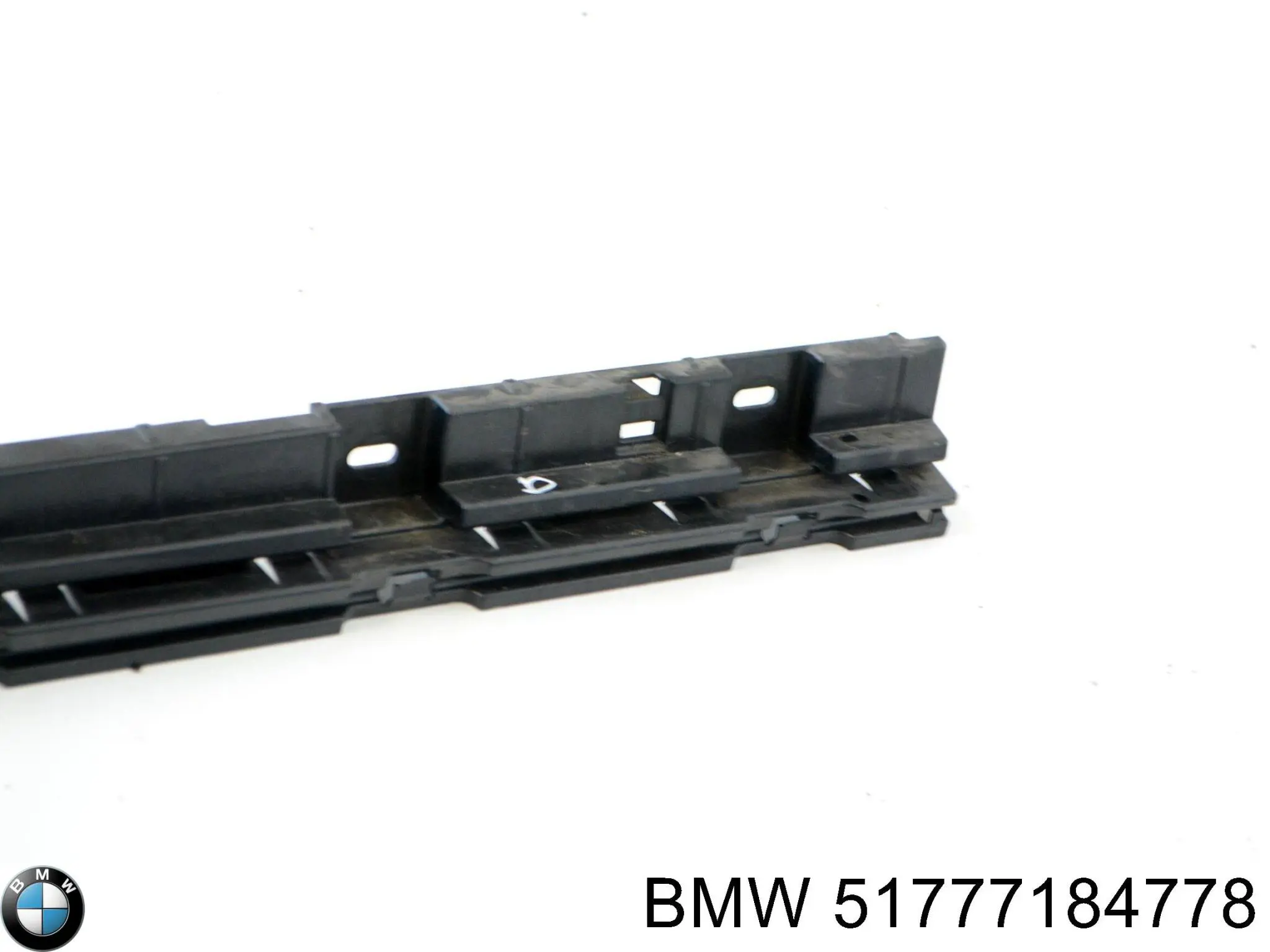 51777184778 BMW Кронштейн зовнішньої накладки порога правого