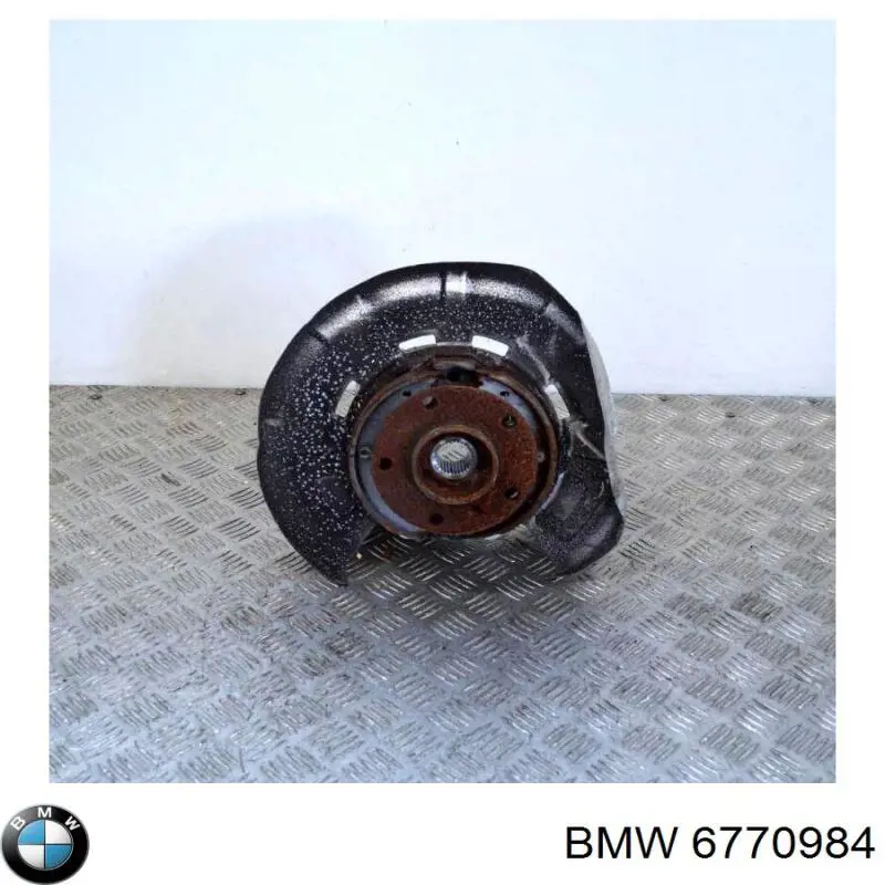 6770984 BMW Цапфа поворотна права