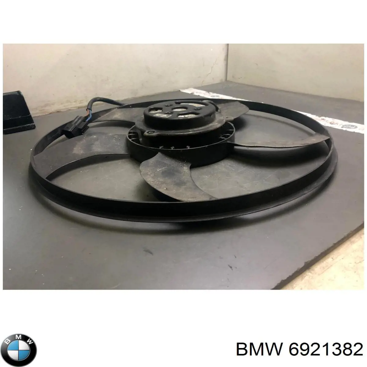6921382 BMW Дифузор радіатора кондиціонера, в зборі з крильчаткою і двигуном