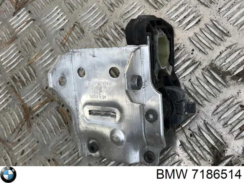 Кронштейн кріплення бампера переднього правий BMW 7186514