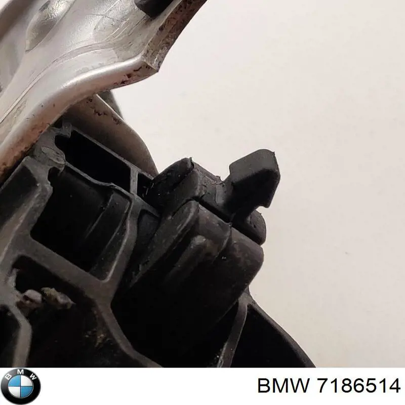 Кронштейн бампера переднього, правий 7186514 BMW
