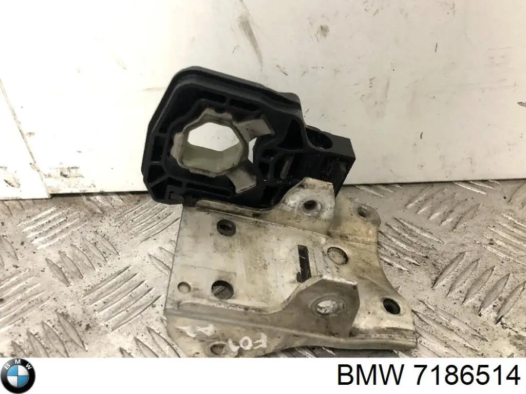 7186514 BMW Праве кріплення переднього бампера