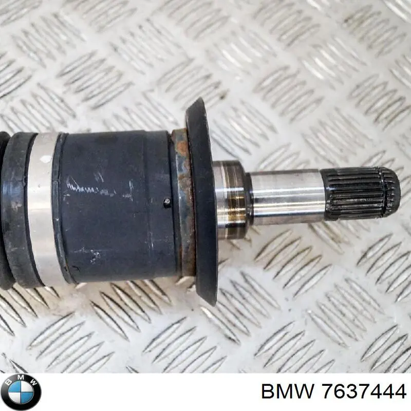 7637444 BMW Піввісь задня, права