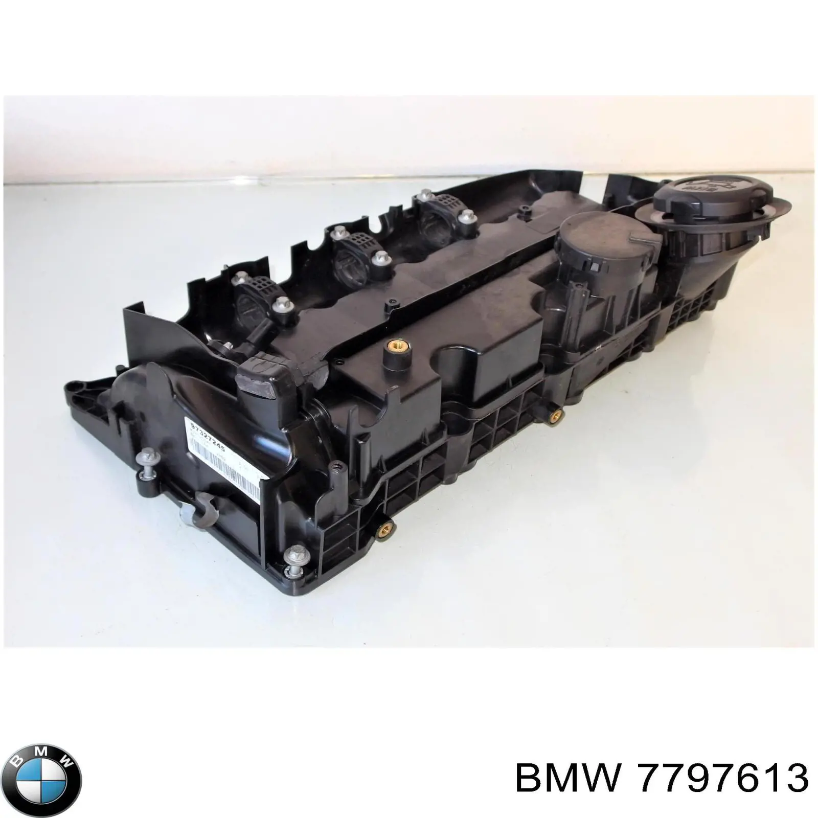 7797613 BMW Кришка двигуна