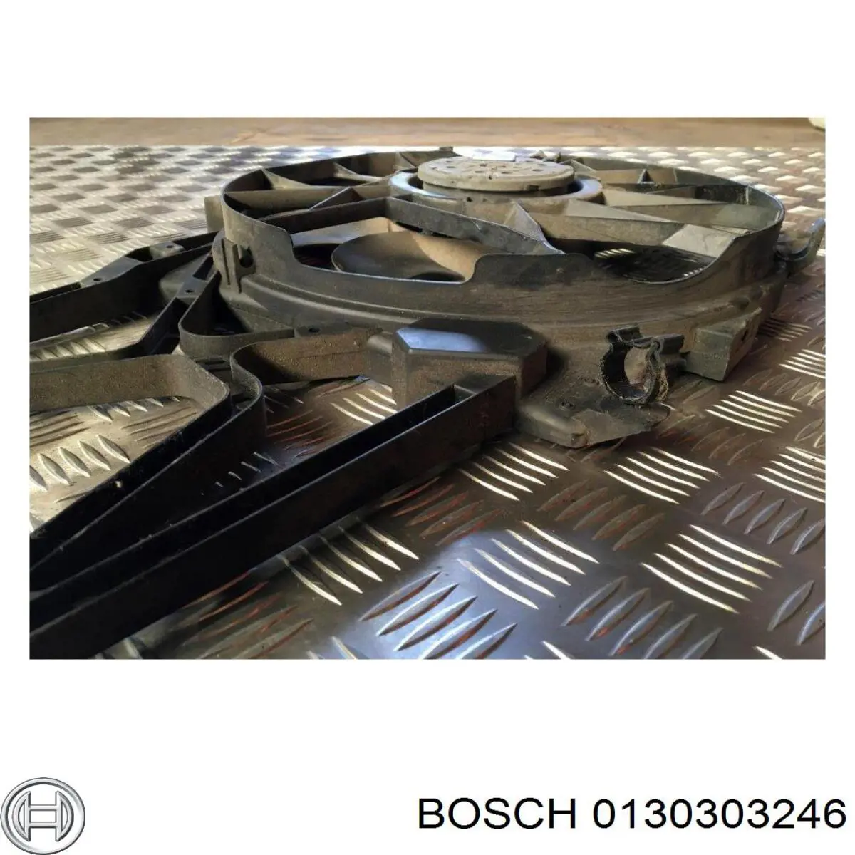 0130303246 Bosch Дифузор радіатора охолодження, в зборі з мотором і крильчаткою