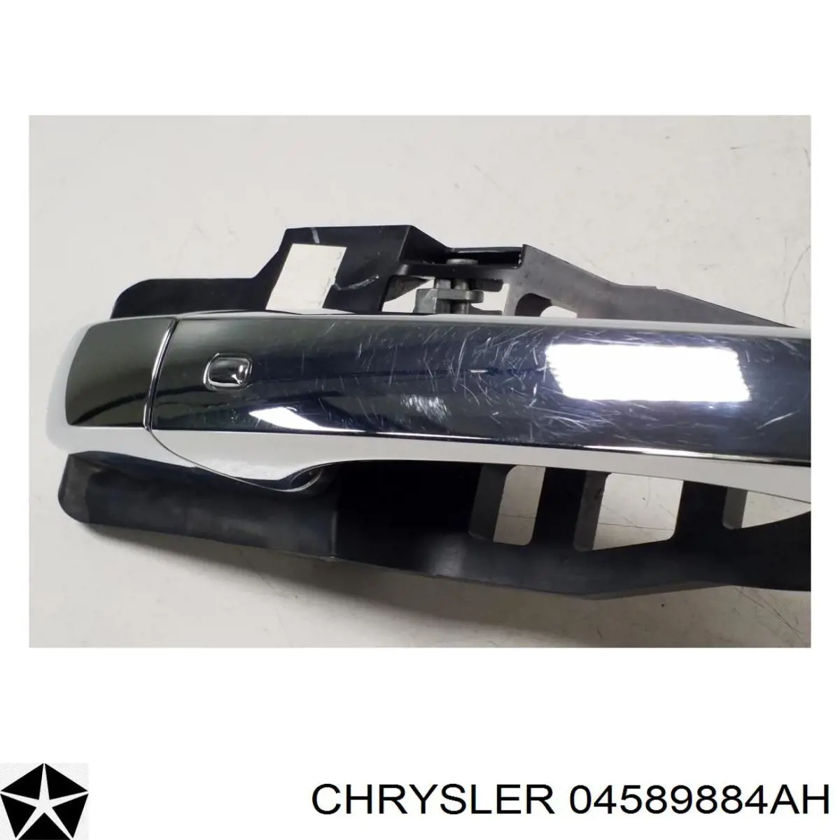 Ручка передньої двері зовнішня права Chrysler 4589884AH ціна, від 44.88 USD