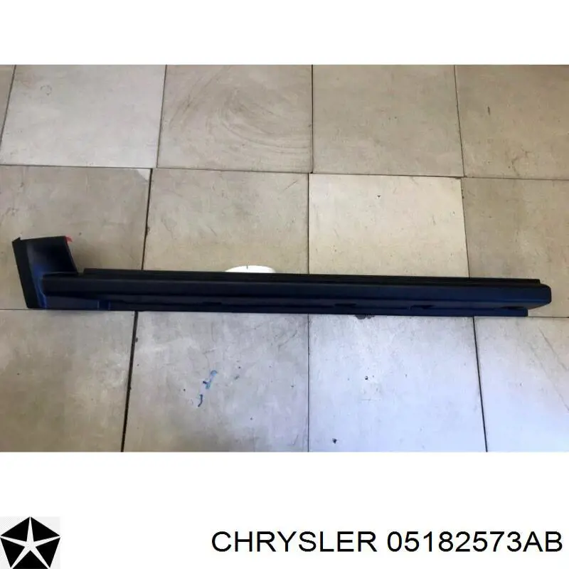 05182573AB Chrysler Накладка зовнішня (молдинг) порога, передня ліва