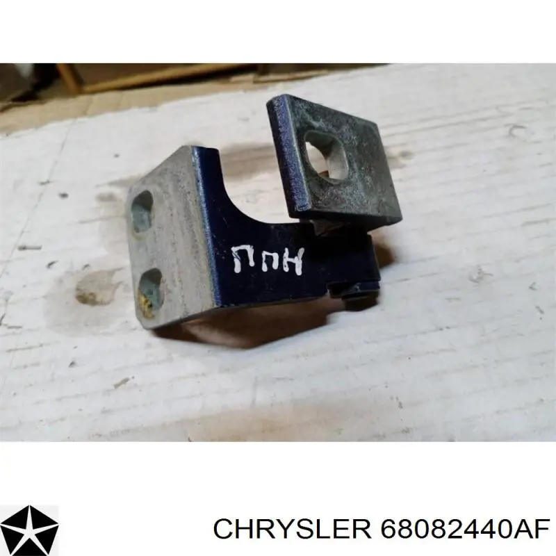 68082440AF Chrysler Петля задніх лівих дверей