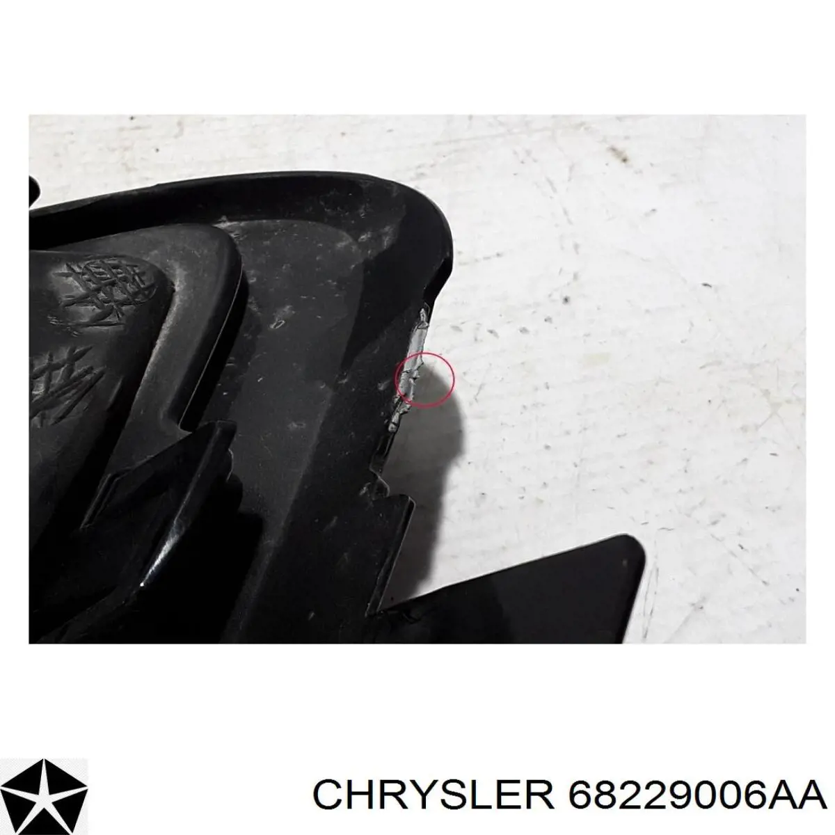 Заглушка/ решітка протитуманних фар бампера переднього, права 68229006AA Chrysler