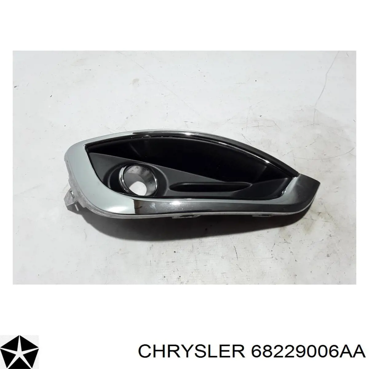 Заглушка/ решітка протитуманних фар бампера переднього, права 68229006AA Chrysler