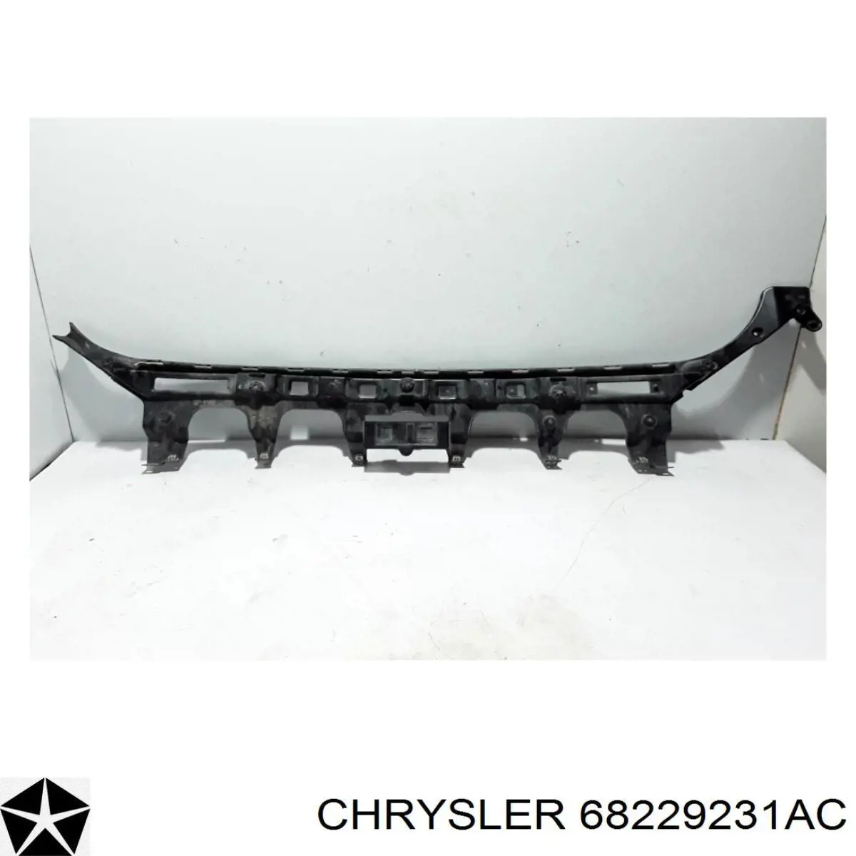 68229231AD Chrysler Кронштейн бампера заднього, центральний