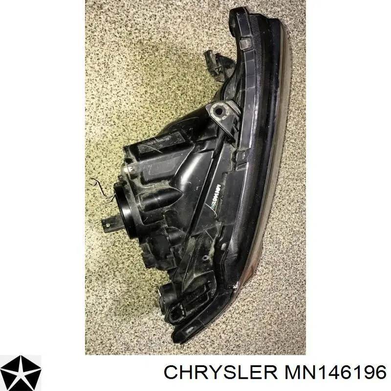 MN146196 Chrysler Фара правая