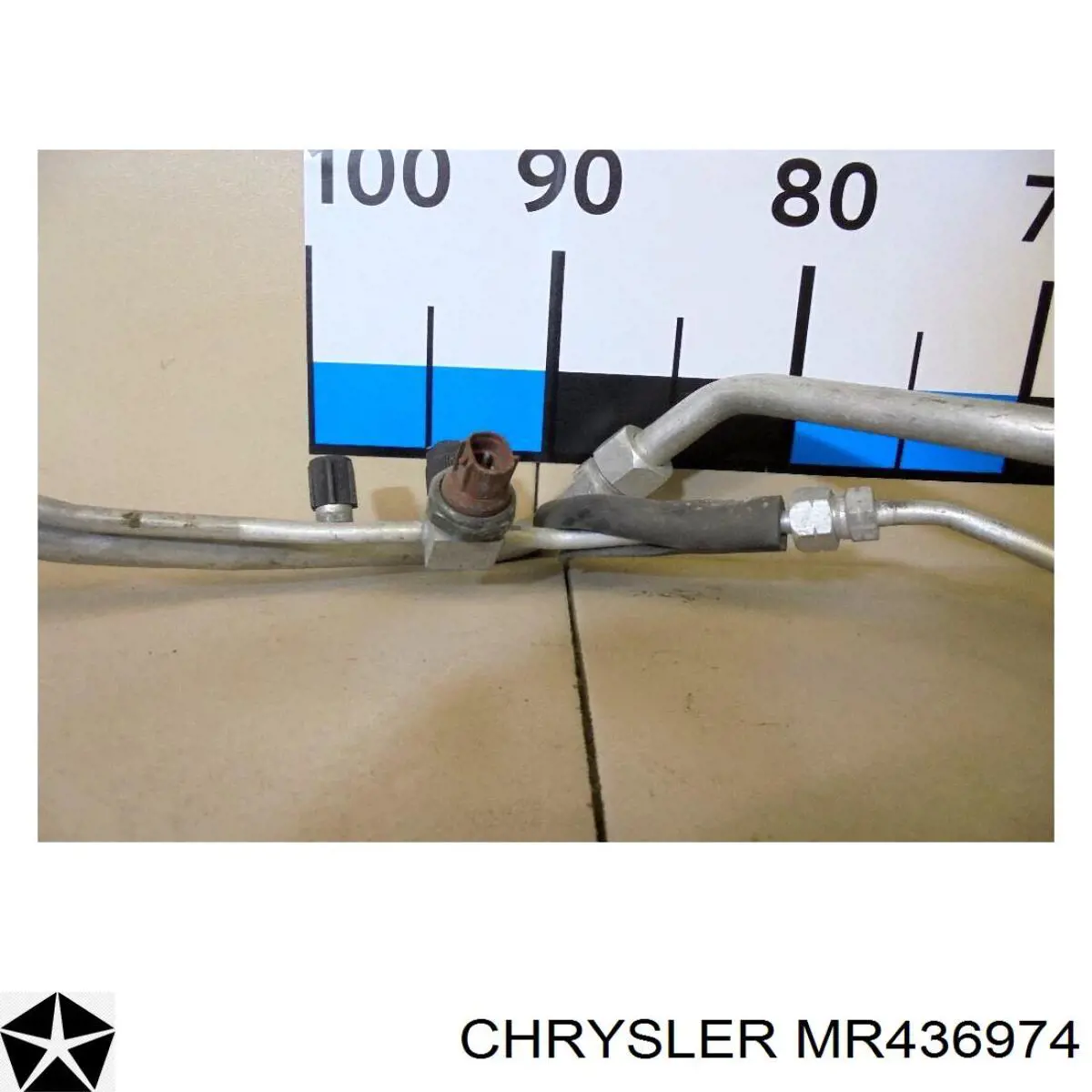MR436974 Chrysler Скло передніх дверей, правих