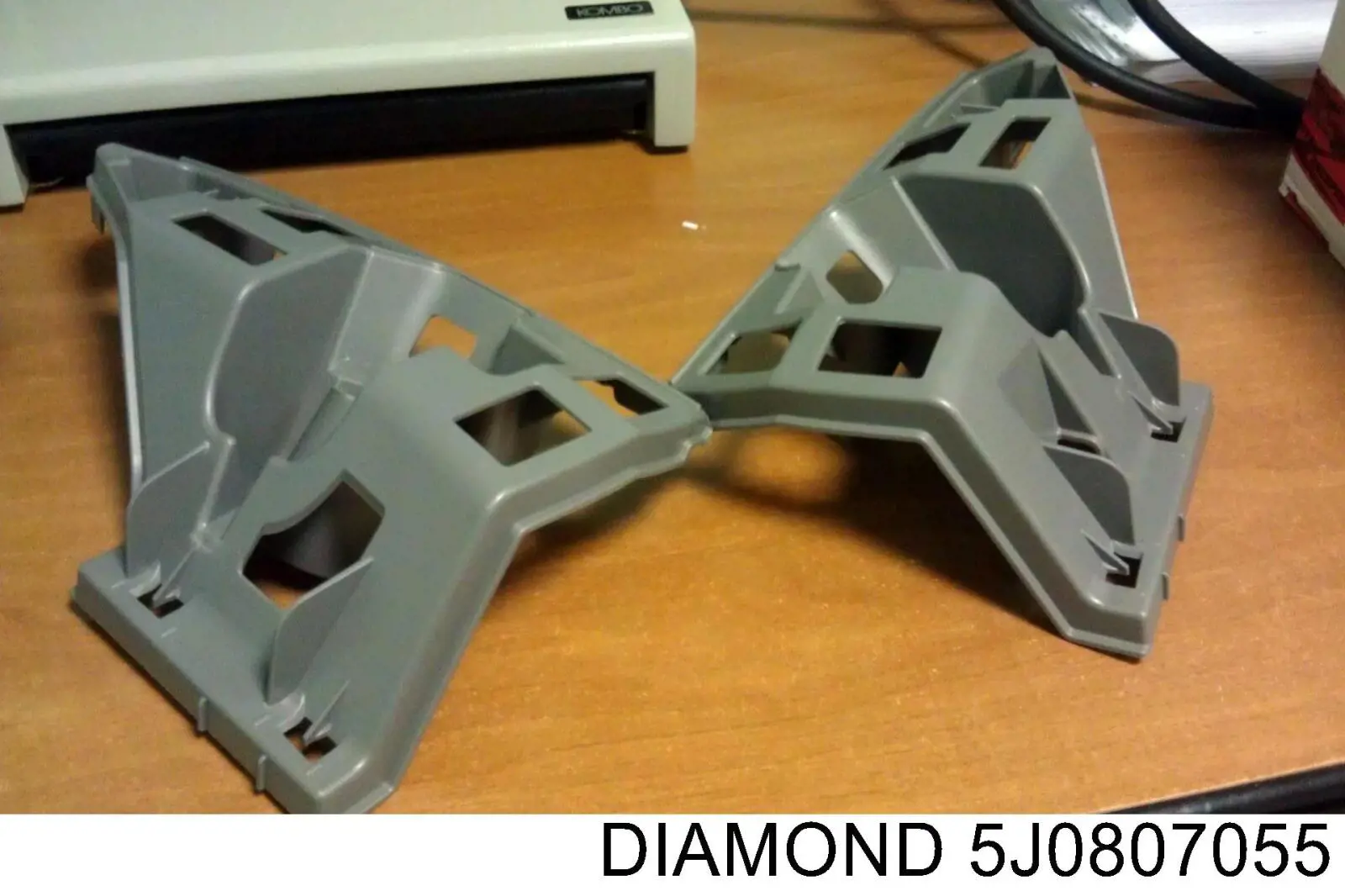 88071640702 Diamond/DPA кронштейн бампера переднього, лівий