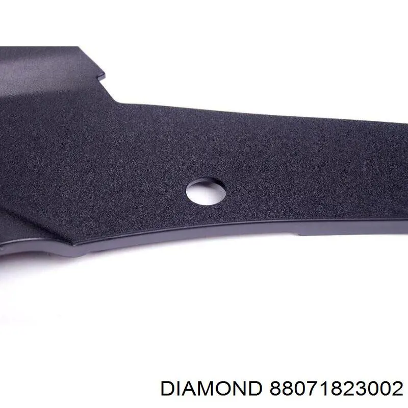 88071823002 Diamond/DPA Накладка верхня передній панелі / супорта радіатора