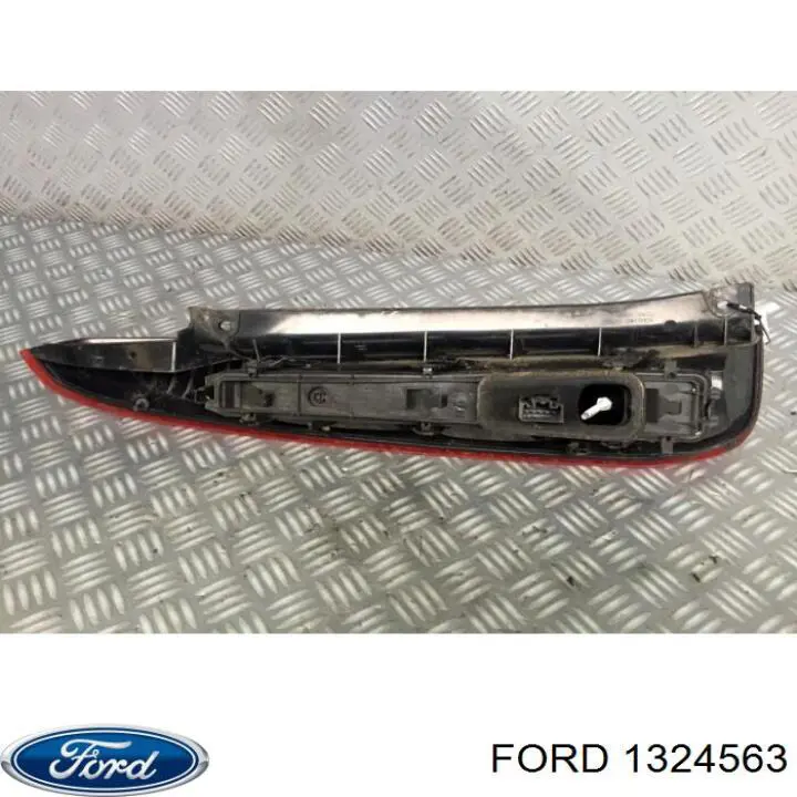Купити 1324563 Ford Фара задня права зовнішня
