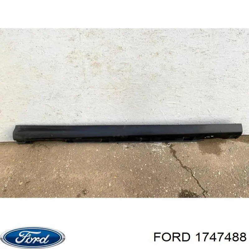Накладка зовнішня (молдинг) порога, правий Ford 1747488 ціна, від 44.48 USD