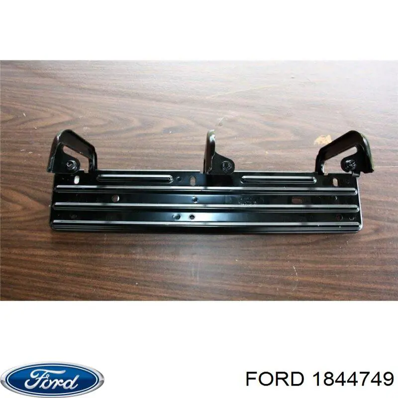 1844749 Ford Кріплення бампера переднього