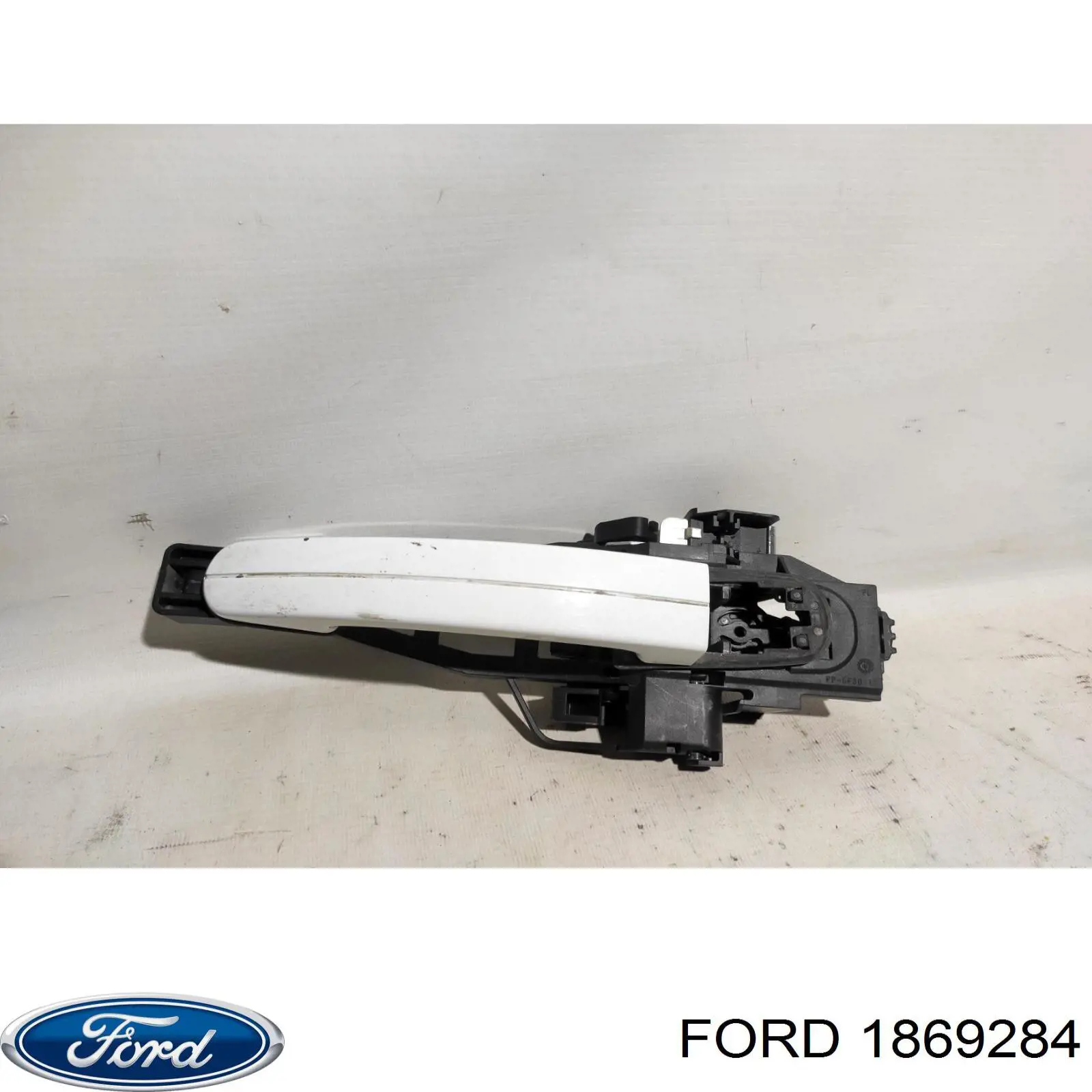 1933899 Ford Тримач зовнішньої ручки дверей, передньої правої