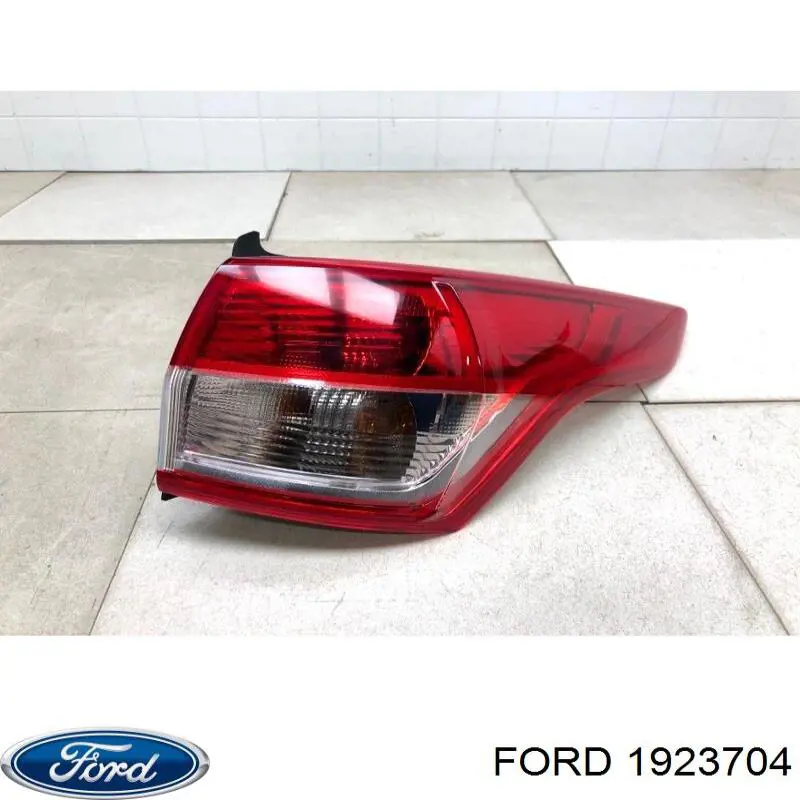 1923704 Ford Задній правий зовнішній ліхтар