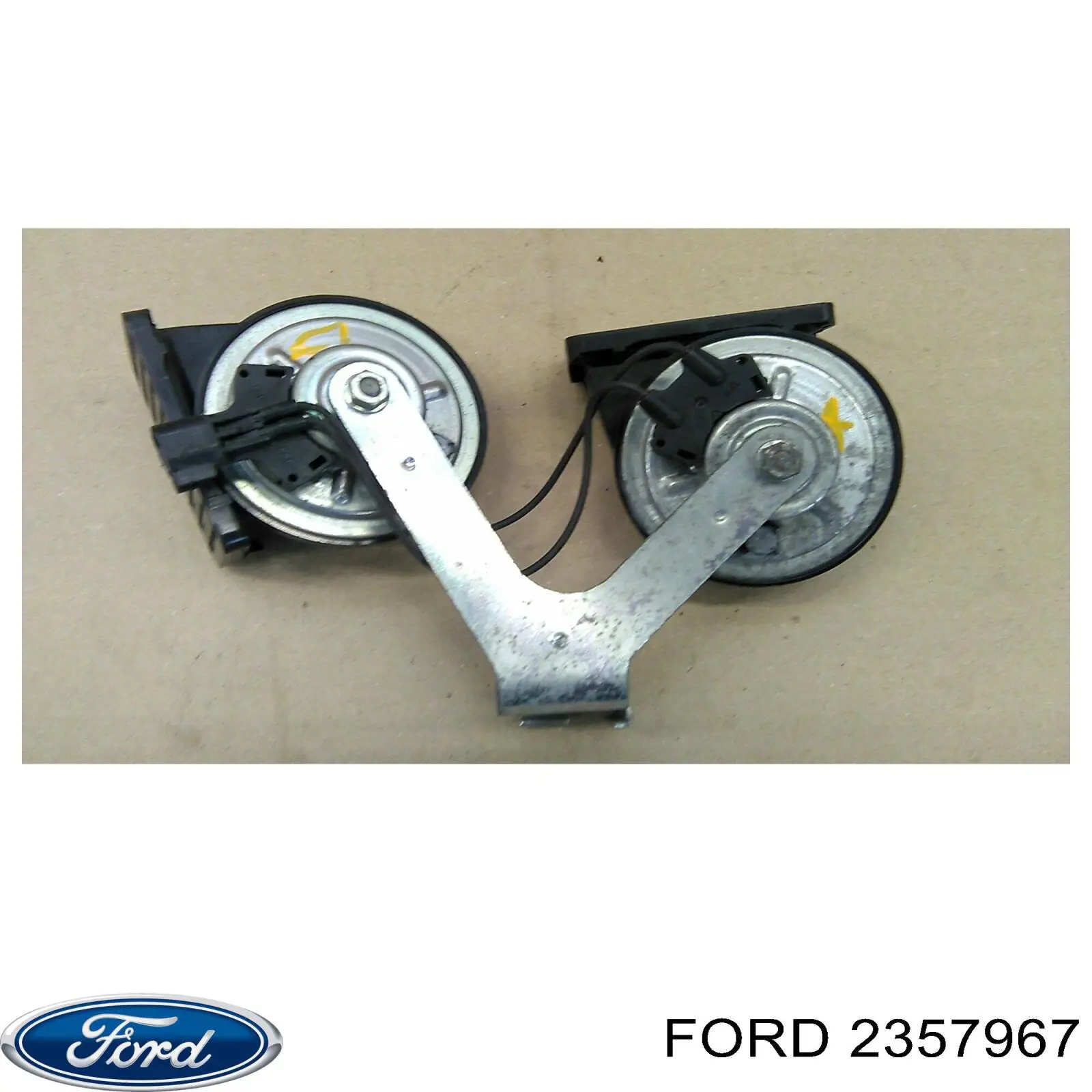 2357967 Ford Кронштейн бампера переднього, центральний